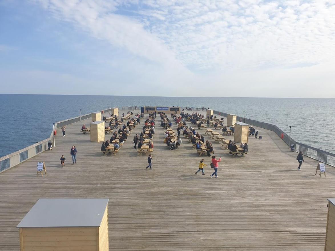 Central Hastings, Stylish-Luxe, Seaside Apartment. 외부 사진